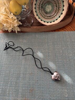 𝅺Retired Avon Outspoken by Fergie Heart Solid Perfume pendant necklace.